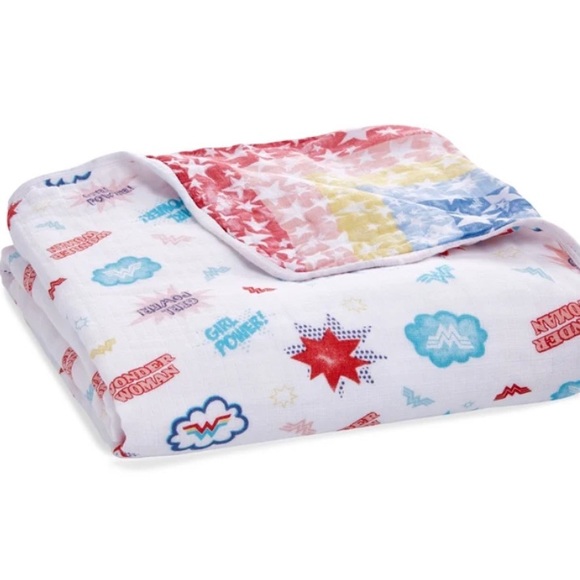 Wonder Woman Essentials Cotton Muslin Dream Blanket - Aden & Anais - Picture 2 of 8